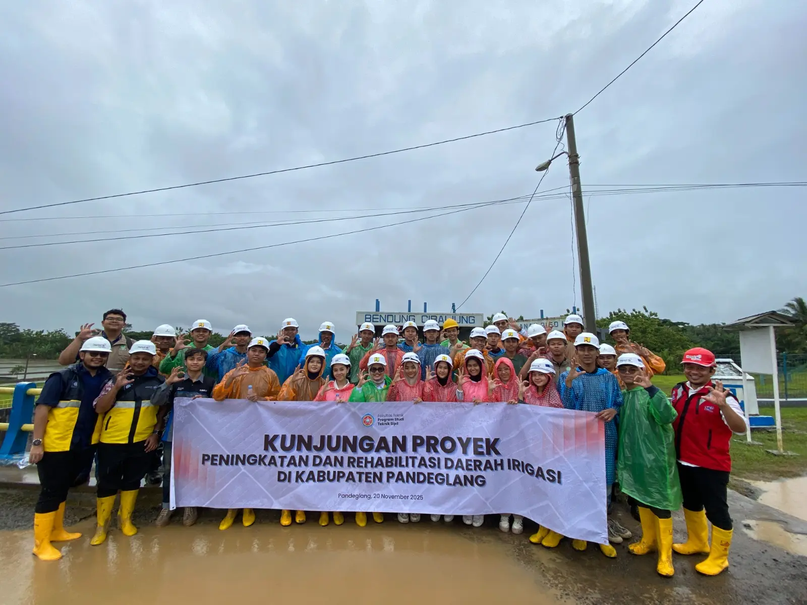 Unsera Perkuat Pembelajaran Lapangan: Mahasiswa Teknik Sipil Kunjungi Proyek Rehabilitasi Irigasi Cibaliung BBWS C3