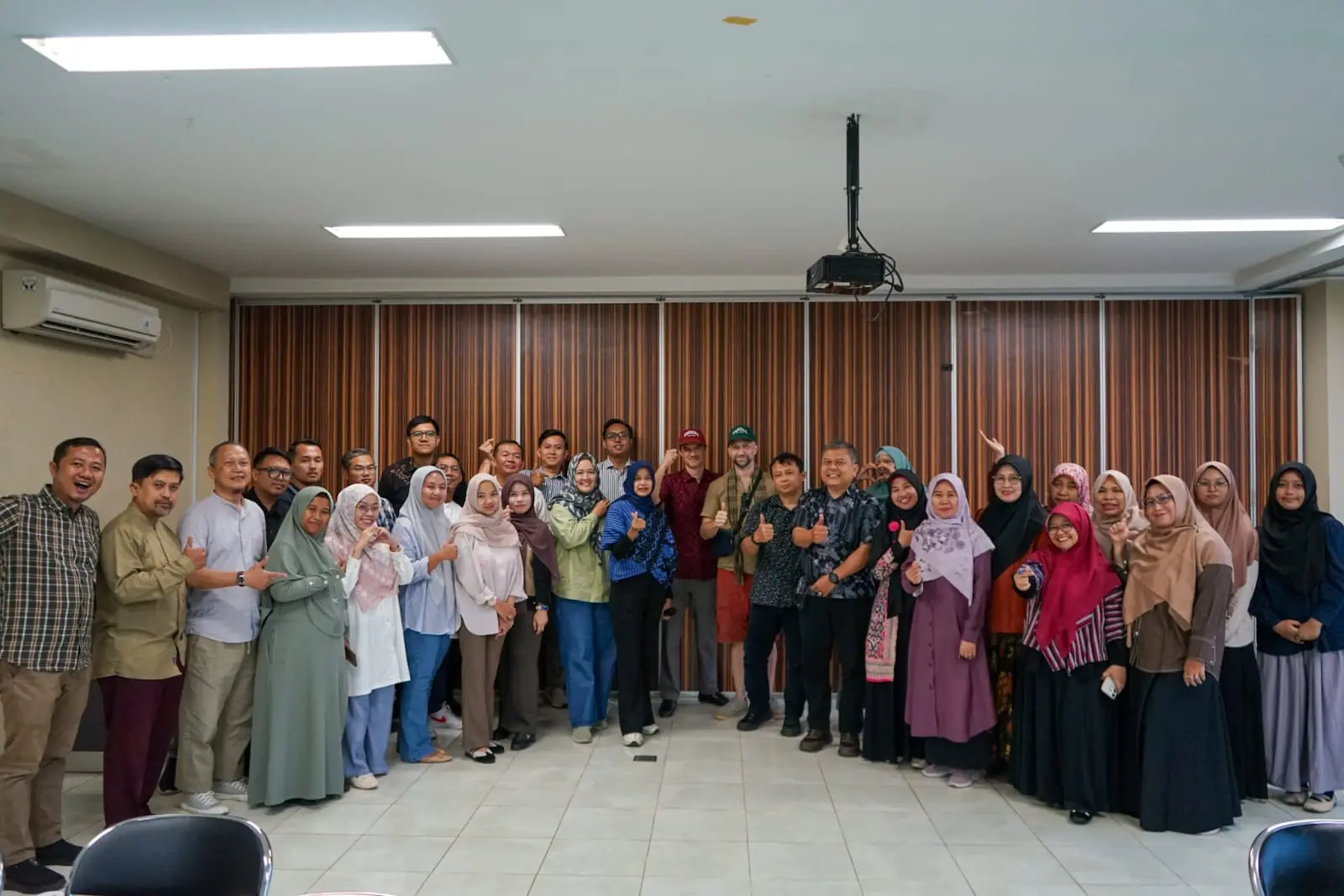 UNSERA Hadirkan Akademisi Dunia, Bahas Penelitian Komunitas Adat dan Peran Seni dalam Pemberdayaan Masyarakat